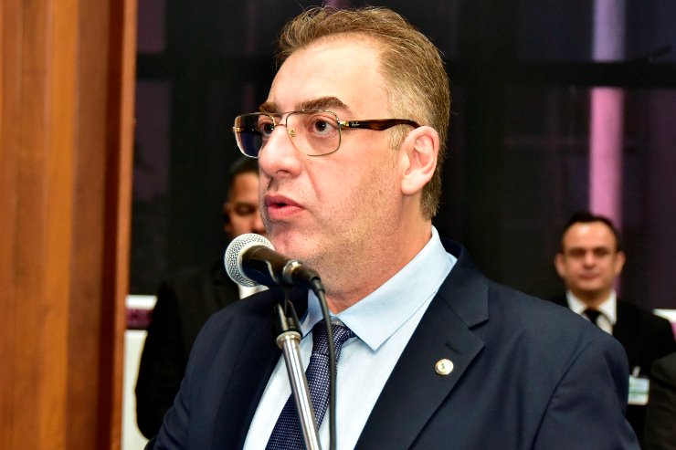 Deputado Neno Razuk, autor das propostas, durante sessão plenária na ALEMS