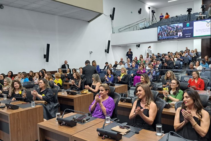 Casa de Leis realizou solenidade de concessão da Medalha e Diploma de Honra ao Mérito Legislativo em reconhecimento às mulheres de negócios e profissionais da BPW de MS