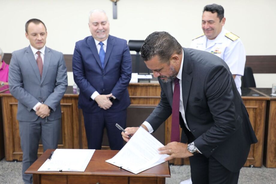 Presidente do TJ entrega melhorias e assina parcerias em Corumbá