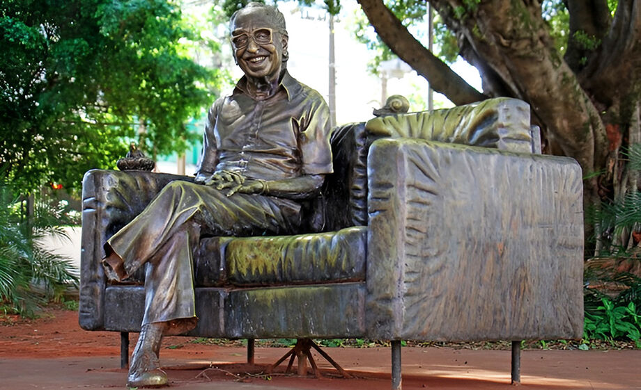 Estátua de Manoel de Barros teve o 'pé amputado'