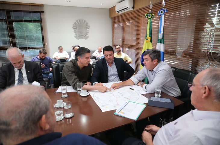 O governador Eduardo Riedel durante encontro com lideranças de Caarapó