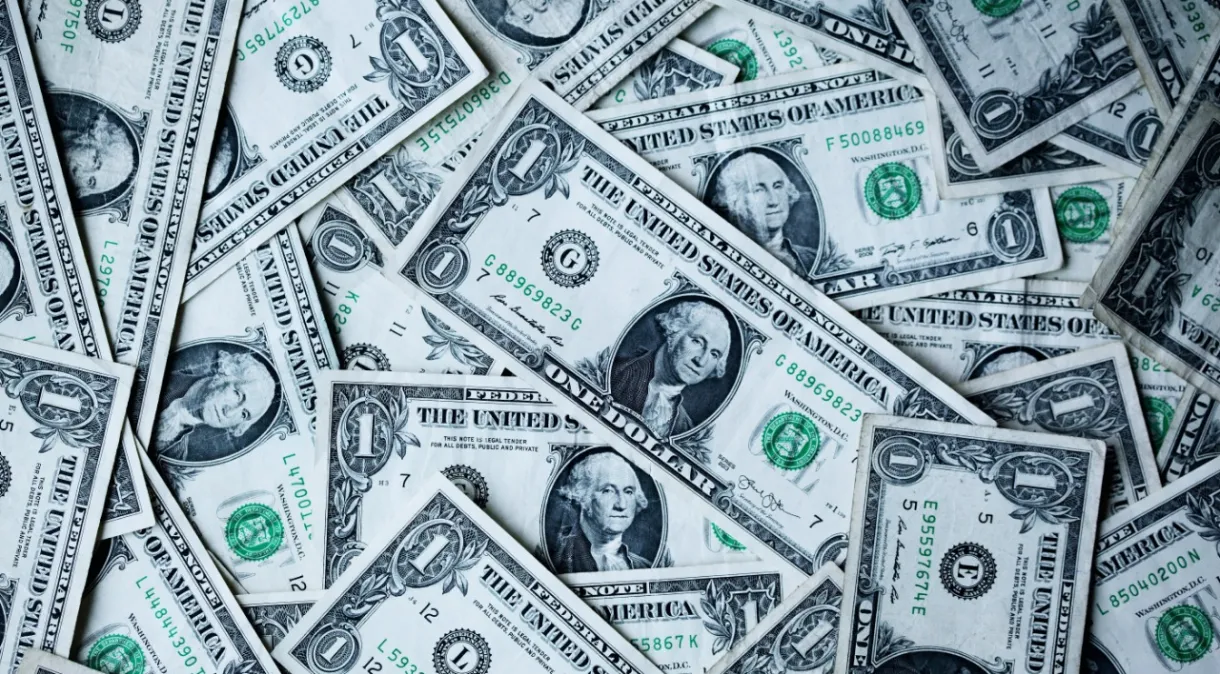 Dólar tem leve alta com dados fortes nos EUA e ruídos políticos