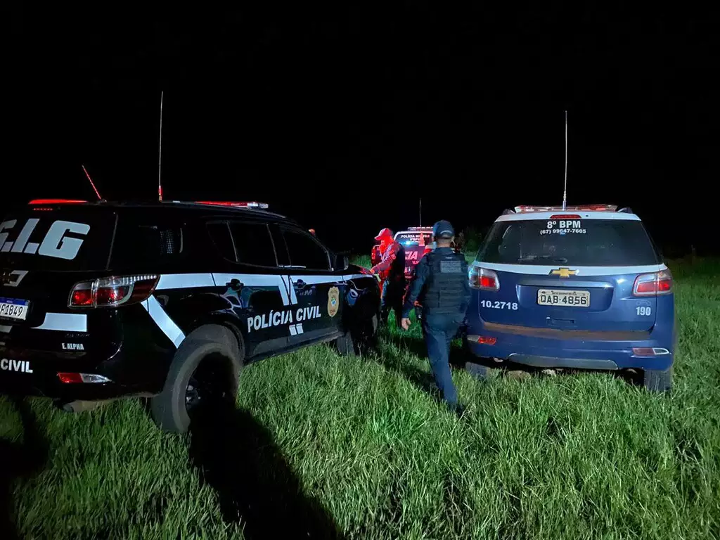 Policiais no local onde ocorreu o fato, em Nova Andradina
