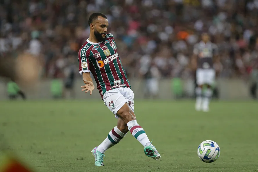 Com lesão na panturrilha, Samuel Xavier deve desfalcar o Fluminense no clássico com Flamengo
