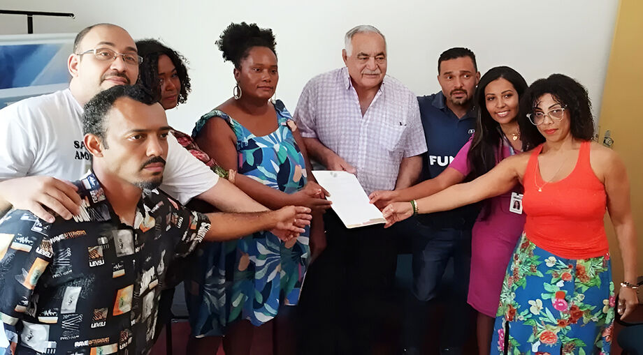 Presidente Francisco Cezário entre os representantes das entidades no encontro