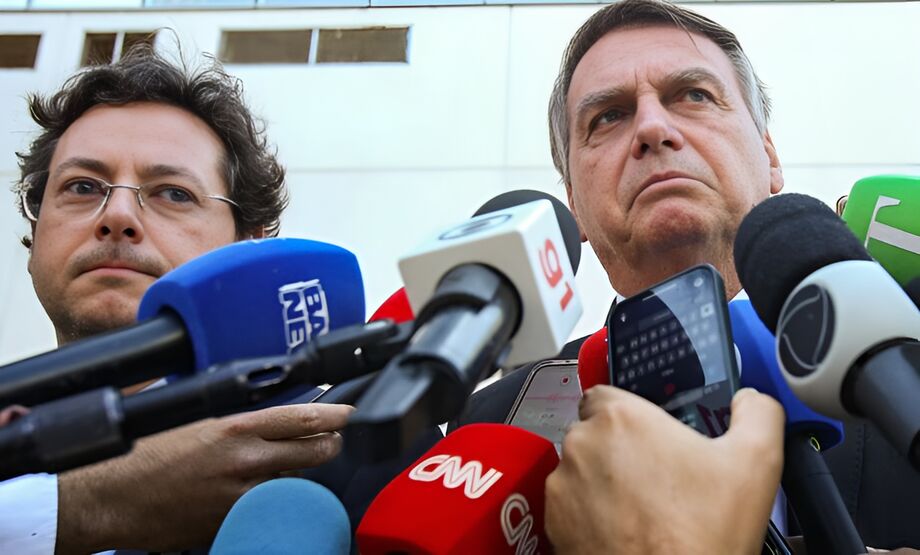 Fábio Wajngarten ao lado de Jair Bolsonaro após depoimento na PF, em Brasília, em outubro de 2023