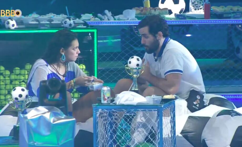 Matteus conversa com Alane durante a festa