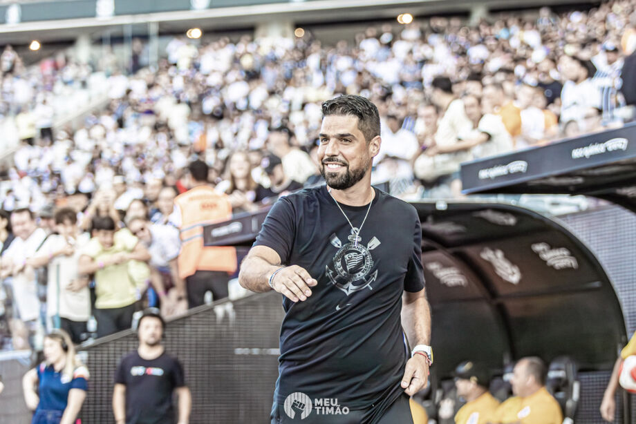 António Oliveira quer usar semana livre para ajustar Corinthians para Sul-Americana