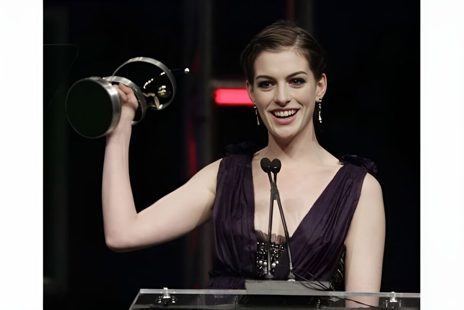 Anne Hathaway revela que sofreu aborto enquanto atuava em monólogo off-Broadway