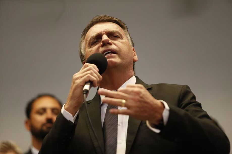 Ex-presidente pediu passaportes para viajar a Israel em maio, nas comemorações do Dia da Independência do país