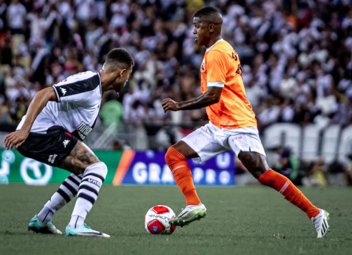 Vasco e Nova Iguaçu fazem jogo frenético no Maracanã e empatam na semifinal do Carioca