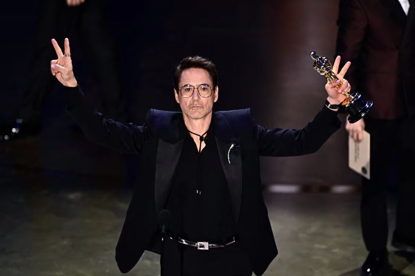 Robert Downey Jr. após receber o Oscar de Melhor Ator Coadjuvante em 2024