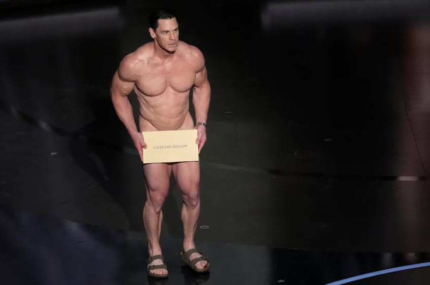 John Cena apresenta o prêmio de melhor design de figurino durante o Oscar no domingo, no Teatro Dolby em Los Angeles