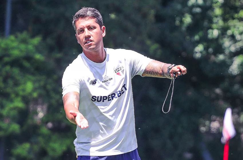 Julio Casares garante permanência de Thiago Carpini após eliminação no Campeonato Paulista