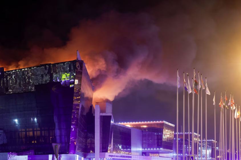 Imagem retirada das redes sociais mostra incêndio em casa de show localizada em Moscou, Rússia, nesta sexta-feira (22)