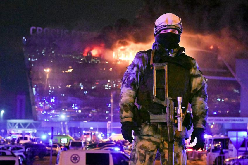 Guarda Nacional da Rússia em frente ao espaço de eventos Crocus City Hall depois do ataque