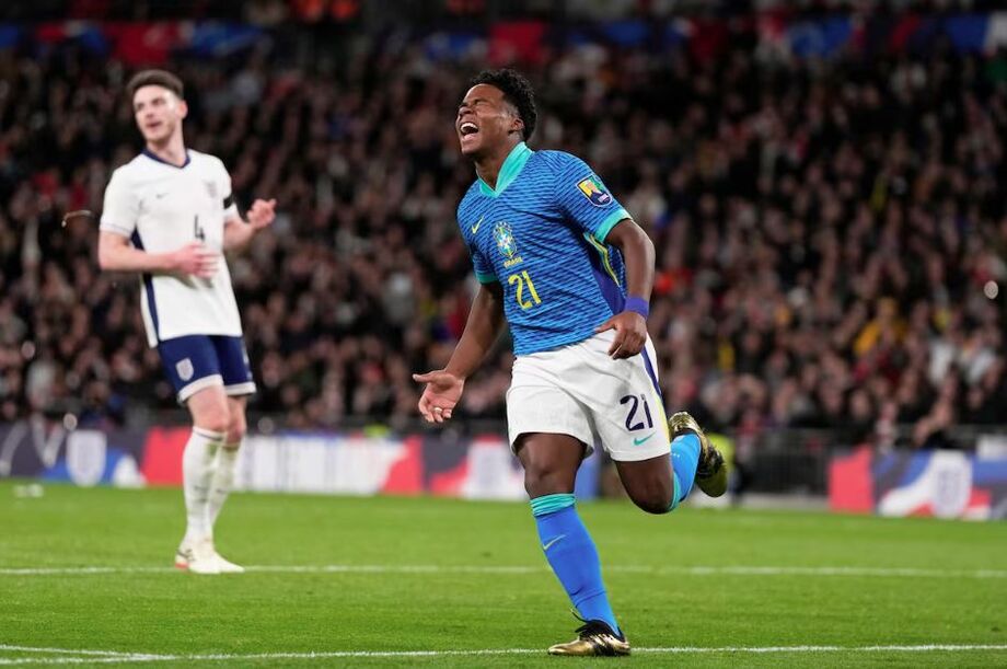 Endrick comemora gol da vitória do Brasil sobre a Inglaterra