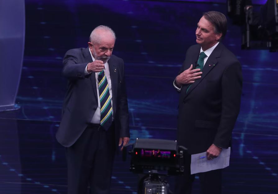 Luiz Inácio Lula da Silva (PT) e Jair Bolsonaro (PL) durante o primeiro debate entre presidenciáveis no 2º turno das eleições 2022
