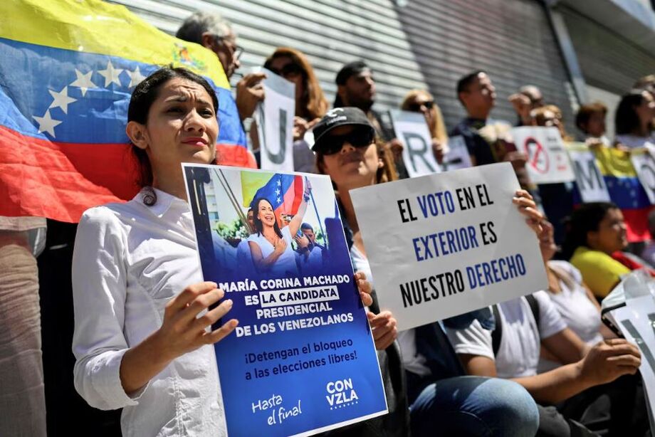 Venezuelanos na Argentina protestaram em frente à embaixada da Venezuela em Buenos Aires na segunda-feira, 25, pedindo que o registro eleitoral fosse habilitado aos opositores