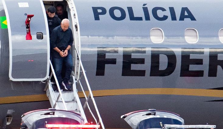 O deputado Chiquinho Brazão (União-RJ), o conselheiro do TCE- RJ Domingos Brazão e o elegado Rivaldo Barbosa, ex-chefe de Polícia Civil do Rio, chegam ao aeroporto de Brasília na tarde deste domingo, 24, para serem levados ao presídio federal de Brasília.