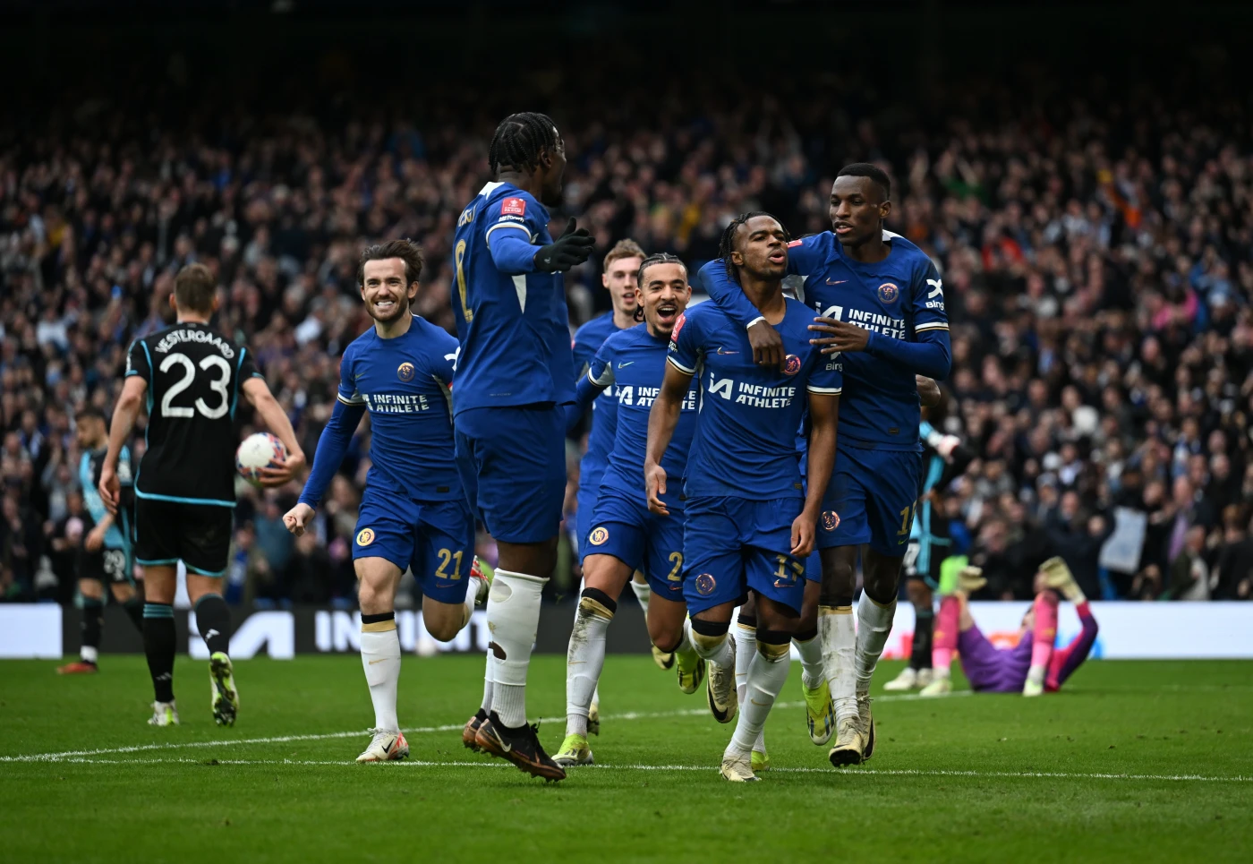 O Chelsea se classificou à semifinal da Copa da Inglaterra ao derrotar o Leicester por 4 a 2 neste domingo, no Stamford Bridge