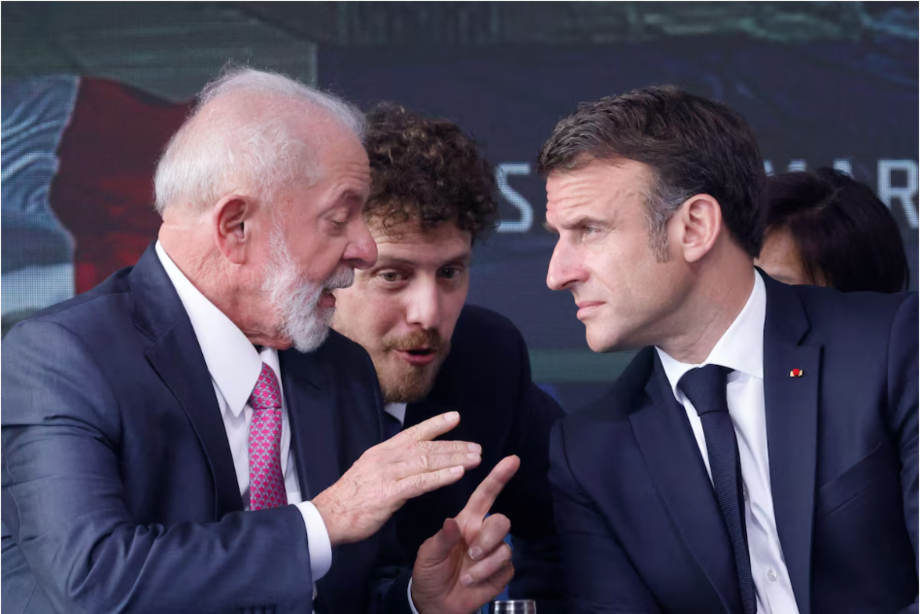 O presidente da França, Emmanuel Macron, conversa com o presidente do Brasil, Luiz Inácio Lula da Silva, no Rio de Janeiro, Brasil