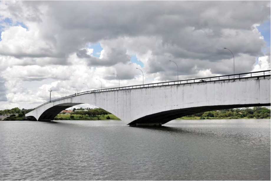 Ponte que homenageava general Costa e Silva passou a se chamar Honestino Guimarães