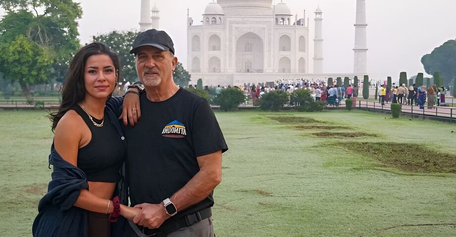 Fernanda e Vicente em frente ao Taj Mahal, durante viagem ao país indiano