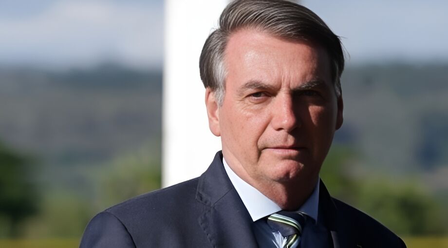 Ex-presidente Jair Bolsonaro em conversa com jornalistas na portaria do Palácio da Alvorada, em Brasília
