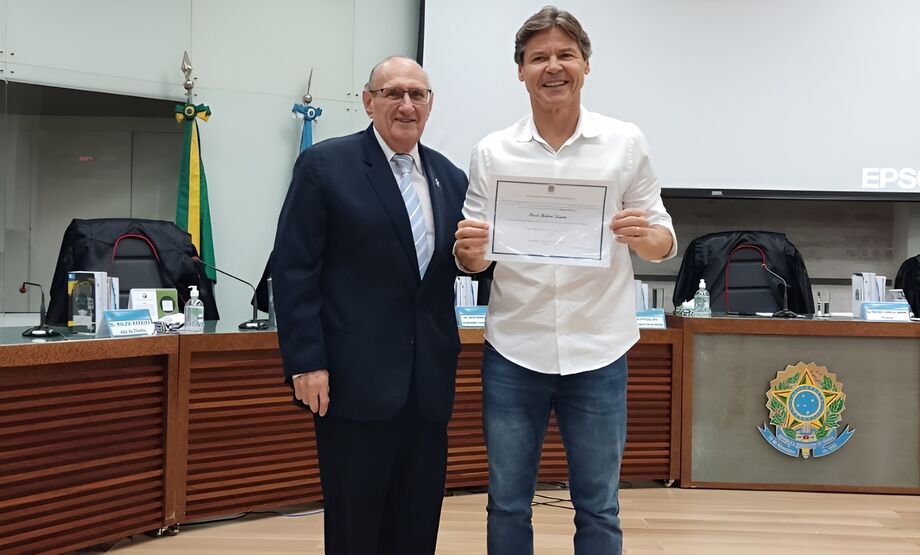 O desembargador Paschoal Carmelo Leandro ao lado do deputado Paulo Duarte