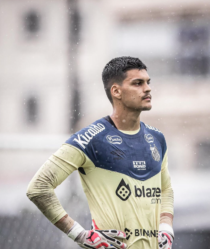 Goleiro Gabriel Brazão
