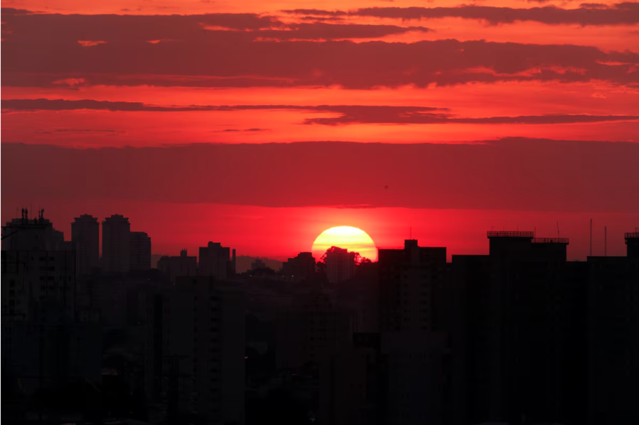 Ao longo do ano, existem dois equinócios, o de outono e o de primavera. São apenas nesses dois dias do ano em que as horas de Sol se igualam as da noite.