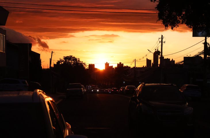 Calor marca a sexta-feira em Campo Grande, com chance de chuvas isoladas à tarde.