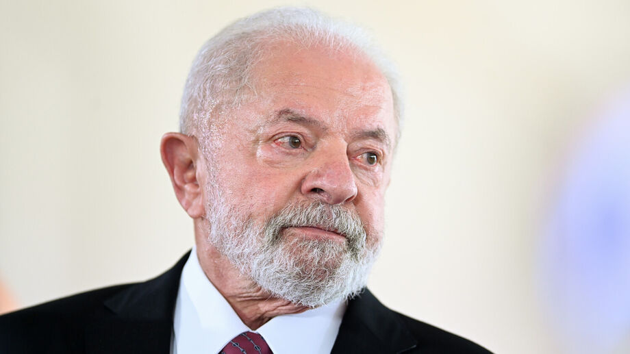 Lula pede projeto para IA, diz que não faltará dinheiro e sugere uso de português e espanhol