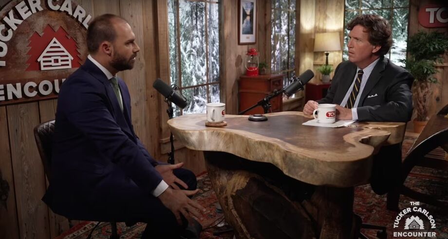 Deputado federal Eduardo Bolsonaro (PL-SP) em entrevista ao jornalista americano Tucker Carlson