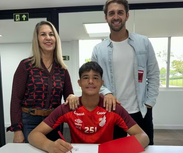 Bruninho assinou contrato de formação com o Athletico-PR no mês passado.