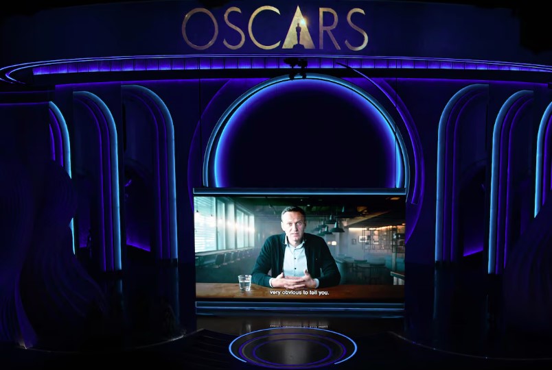 Um clipe do líder da oposição russa Alexey Navalny, morto este ano, é reproduzido no palco durante o 96º Oscar