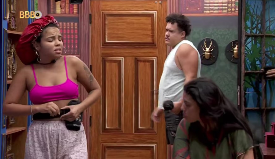 Lucas Henrique acorda ao som de 'Infiel', após brincadeira de Boninho por causa do anúncio de término do casamento feito pela ex-mulher do brother, Camila Moura - do qual ele não sabe nada