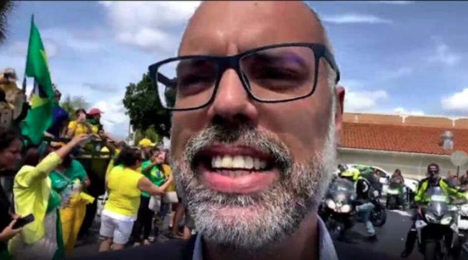 O blogueiro foragido Allan dos Santos participou dos atos em favor de Jair Bolsonaro em Orlando, nos Estados Unidos, em 2022