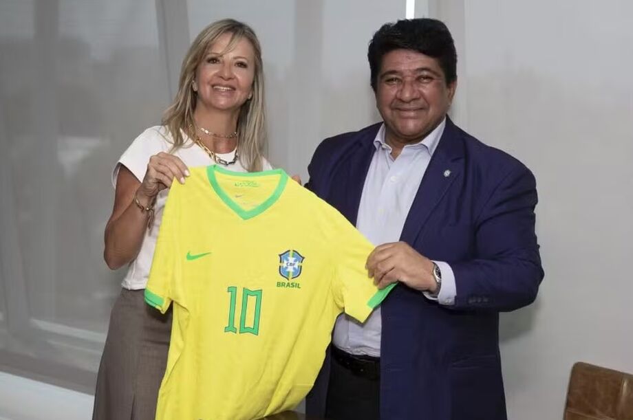 Cris Gambaré ao lado do presidente da CBF, Ednaldo Rodrigues
