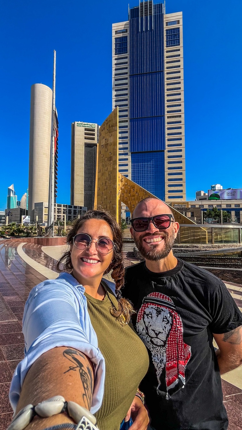 O sul-mato-grossense Wesley Faraó Klimpel e a catarinense Patricia Pamplona irão lançar o livro Aventuras Sem Chaves: Uma Viagem por África e Oriente Médio