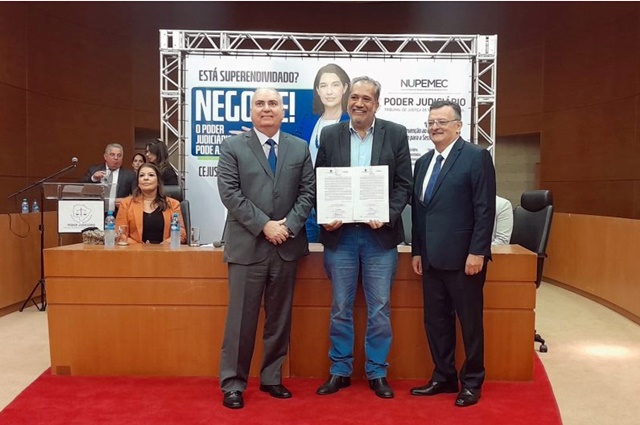 Des. Sérgio Fernandes Martins, presidente do TJMS e  o presidente da Águas Guariroba, Themis de Oliveira