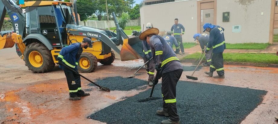 Equipes da Prefeitura trabalham na manutenção de vias não pavimentadas nas sete Regiões Urbanas