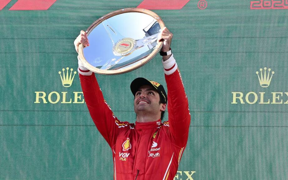 Carlos Sainz comemora após vencer o GP da Austrália
