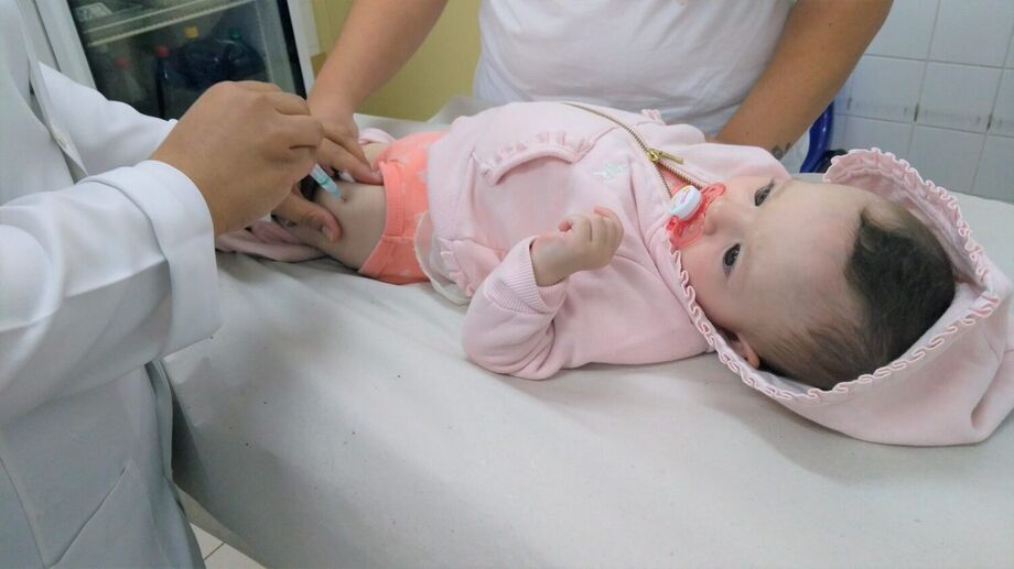 Criança recebe a vacina contra a gripe
