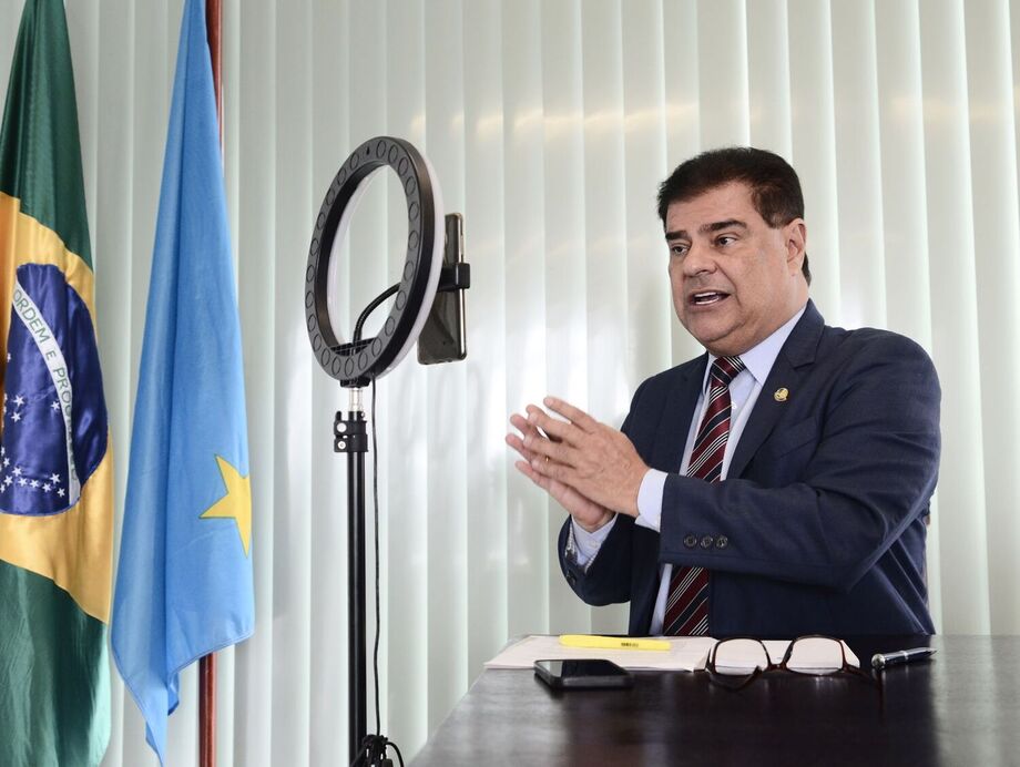 O senador Nelsinho Trad, junto do deputado estadual Pedro Pedrossian Neto, participa de reunião conduzida com o governador Eduardo Riedel e líderes do setor produtivo de MS e o ministro da Agricultura, Carlos Favaro