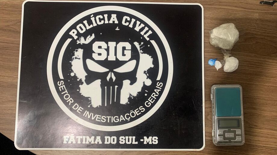 Foram apreendidos 60 gramas de uma substância análoga à cocaína, cujo valor de venda no mercado ilícito poderia ultrapassar R$3.000,00