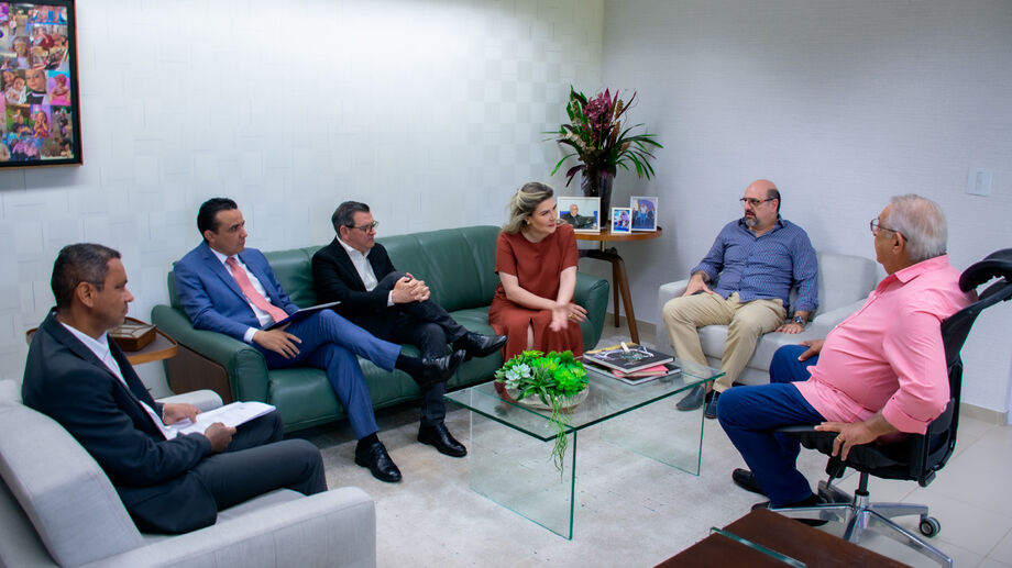 O presidente do TCE-MS, conselheiro Jerson Domingos recebeu o presidente e a vice-presidente do (IDAMS), João Paulo Lacerda e Kátia Sarturi Warde