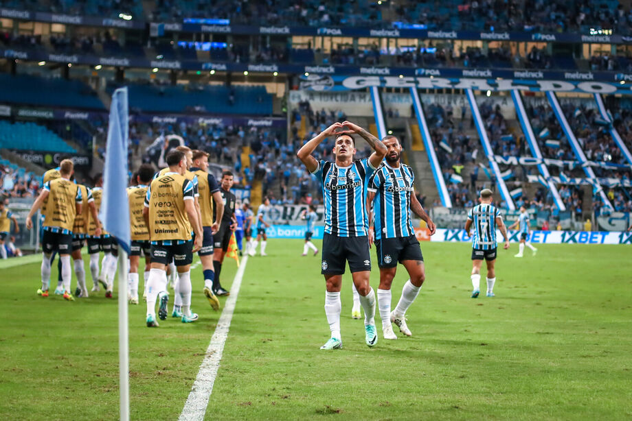 Grêmio vence Athletico-PR, se reabilita no Brasileirão e supera dias tensos