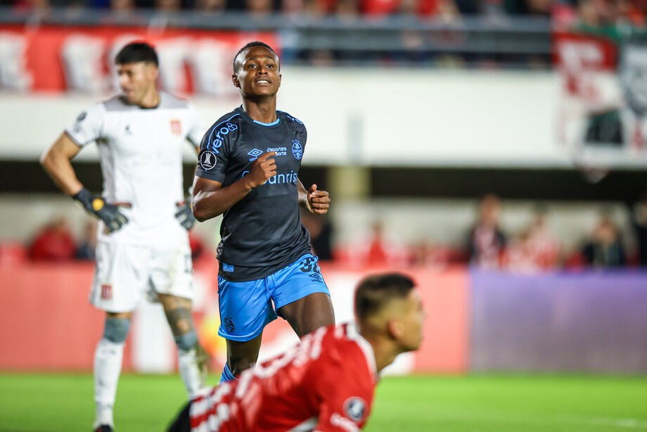 Grêmio supera o Estudiantes na Argentina com um a menos e renasce na Libertadores